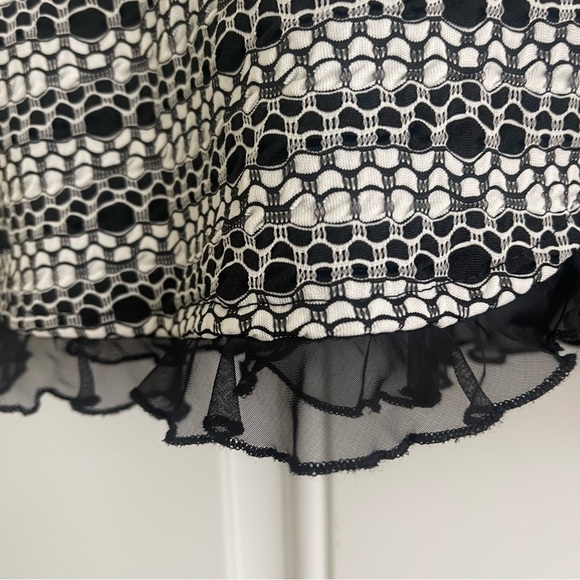 ❤️2/$15 or 3/$21❤️ NWT Nicola Black/White w/Ruffles Top, Size Medium - Picture 3 of 7